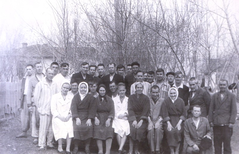 1967 год - возле амбулатории - вдалике справа роддом