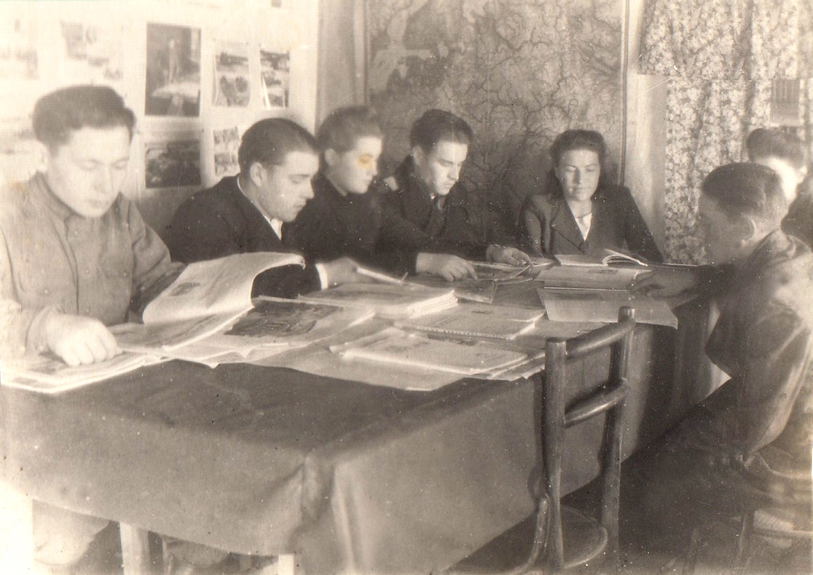 Зав.библиотекой Дегтярёва Е.Г. в кругу читателей 1952г (слева от нее Илюшников А.Т.).